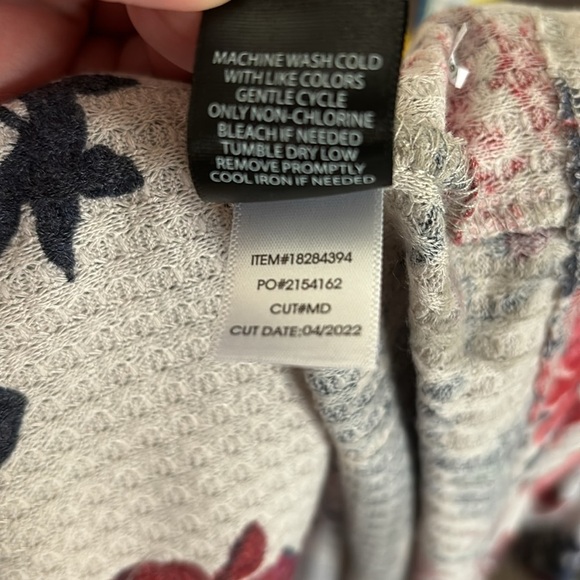 Women’s Torrid Plus Size Waffle Knit V-Neck Floral Top, Size 4X - Picture 7 of 7